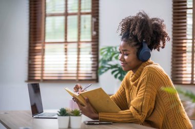Asyalı kız öğrenci çevrimiçi öğrenim kursu çevrimiçi video dersi Zoom öğretmeni, Mutlu Asyalı kız bilgisayar laptopuyla İngilizce öğreniyor....