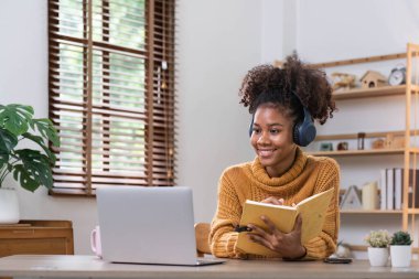 Asyalı kız öğrenci çevrimiçi öğrenim kursu çevrimiçi video dersi Zoom öğretmeni, Mutlu Asyalı kız bilgisayar laptopuyla İngilizce öğreniyor....
