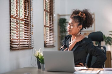 Yorgun iş kadını uzun süre masa başında oturmaktan sıkılmış ve uykulu ve ofis sendromu var...