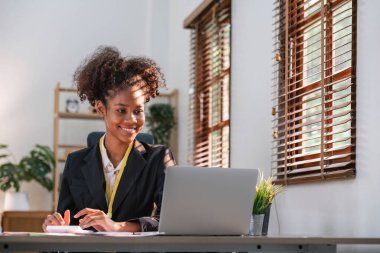 İş kadını, ofis ve iş geçmişinde, vergi, muhasebe, istatistik ve analitik araştırma kavramında matematik finansmanı için hesap makinesi kullanıyor.....