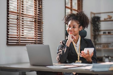 İş kadını, ofis ve iş geçmişinde, vergi, muhasebe, istatistik ve analitik araştırma kavramında matematik finansmanı için hesap makinesi kullanıyor....