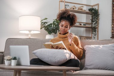 Asyalı kız öğrenci çevrimiçi öğrenim kursu çevrimiçi video dersi Zoom öğretmeni, Mutlu Asyalı kız bilgisayar laptopuyla İngilizce öğreniyor