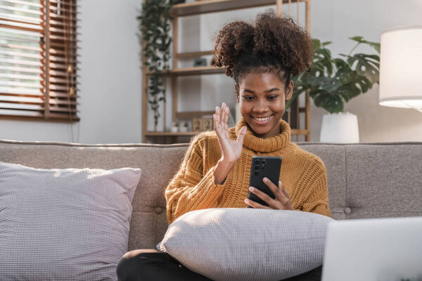 Азиатская студентка онлайн-класс изучения онлайн видео вызова учитель, счастливая девушка изучать английский язык онлайн с помощью ноутбука