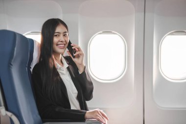 Akıllı telefon ve dizüstü bilgisayarlı iş kadını konsepti.