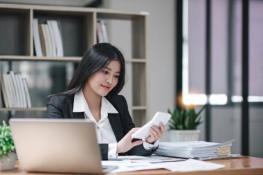 İş kadını, ofis ve iş geçmişinde, vergi, muhasebe, istatistik ve analitik araştırma kavramında matematik finansmanı için hesap makinesi kullanıyor....