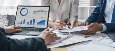 İş finansmanı ve muhasebeci, önümüzdeki yıl belirlenen hedefleri tutturmak için finans planlama satışlarını denetlemek üzere ortaklarla görüşüyor. borsa konsepti....