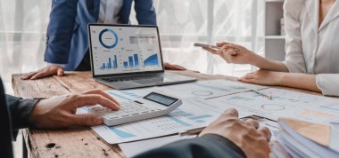 İş finansmanı ve muhasebeci, önümüzdeki yıl belirlenen hedefleri tutturmak için finans planlama satışlarını denetlemek üzere ortaklarla görüşüyor. borsa konsepti....