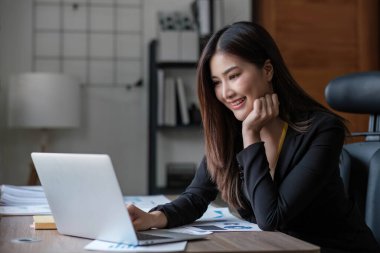 İş kadını, ofis ve iş geçmişinde, vergi, muhasebe, istatistik ve analitik araştırma kavramında matematik finansmanı için hesap makinesi kullanıyor.....