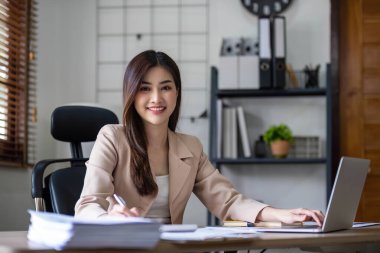 İş kadını, ofis ve iş geçmişinde, vergi, muhasebe, istatistik ve analitik araştırma kavramında matematik finansmanı için hesap makinesi kullanıyor....