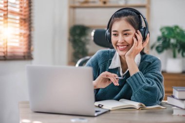 Asyalı kız öğrenci çevrimiçi öğrenim kursu çevrimiçi video dersi Zoom öğretmeni, Mutlu Asyalı kız bilgisayar laptopuyla İngilizce öğreniyor....