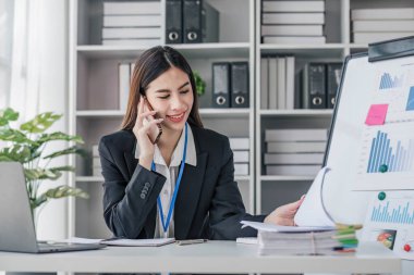 İş kadını, ofis ve iş geçmişinde, vergi, muhasebe, istatistik ve analitik araştırma kavramında matematik finansmanı için hesap makinesi kullanıyor.....