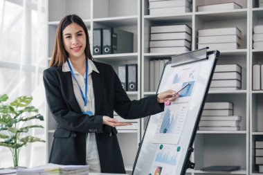 İş kadını, ofis ve iş geçmişinde, vergi, muhasebe, istatistik ve analitik araştırma kavramında matematik finansmanı için hesap makinesi kullanıyor.....