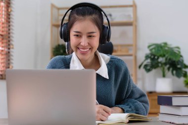 Asyalı kız öğrenci çevrimiçi öğrenim kursu çevrimiçi video dersi Zoom öğretmeni, Mutlu Asyalı kız bilgisayar laptopuyla İngilizce öğreniyor....