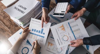 İş finansmanı ve muhasebeci, önümüzdeki yıl belirlenen hedefleri tutturmak için finans planlama satışlarını denetlemek üzere ortaklarla görüşüyor. borsa konsepti....