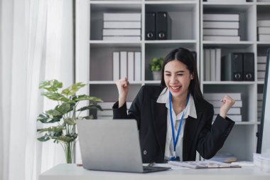 Asya iş dünyası, modern bir ofiste çalışmaktan mutlu olan mükemmel finansal sonuçlarından esinlenerek iş başarısını kutlamaktan heyecan duyuyor.