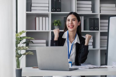 Asya iş dünyası, modern bir ofiste çalışmaktan mutlu olan mükemmel finansal sonuçlarından esinlenerek iş başarısını kutlamaktan heyecan duyuyor.