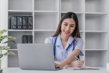 Gülümseyen beyaz kadın doktor portresi ya da klinikte beyaz üniformalı hemşire...