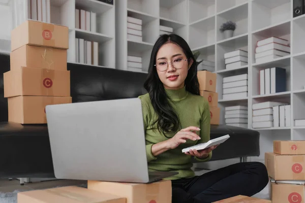 Startup Small Business Entrepreneur Sme Asian Woman Packing Cloth Box — Foto de Stock
