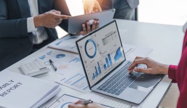 İş Adamları Toplantısı, gelecek ay kaliteyi artırmak için dizüstü bilgisayar, hesap makinesi, defter ve borsa çizelgesi kullanarak olacak. Konferans Kurumu Konsepti.