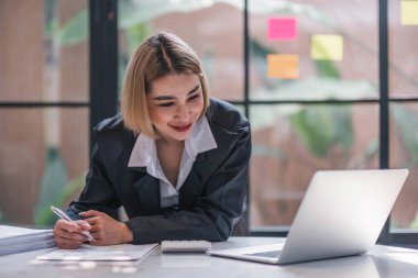 İş kadını, ofis ve iş geçmişinde, vergi, muhasebe, istatistik ve analitik araştırma kavramında matematik finansmanı için hesap makinesi kullanıyor.