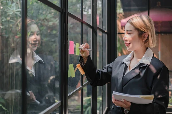 Young Businesswoman Creative Team Using Post Notes Glass Wall Writing — Stock fotografie