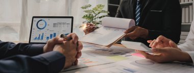 İş Adamları Toplantısı, gelecek ay kaliteyi artırmak için dizüstü bilgisayar, hesap makinesi, defter ve borsa çizelgesi kullanarak olacak. Konferans Kurumu Konsepti