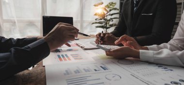 İş Adamları Toplantısı, gelecek ay kaliteyi artırmak için dizüstü bilgisayar, hesap makinesi, defter ve borsa çizelgesi kullanarak olacak. Konferans Kurumu Konsepti