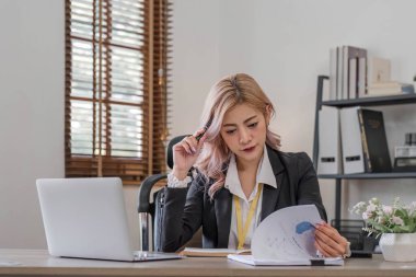 Yorgun iş kadını uzun süre masa başında oturmaktan sıkılmış ve uykulu ve ofis sendromu var...