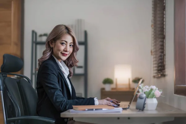 Veselá Obchodní Dáma Pracující Notebooku Kanceláři Asijská Šťastná Krásná Podnikatelka — Stock fotografie