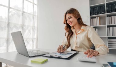 İş kadını, ofis ve iş geçmişinde, vergi, muhasebe, istatistik ve analitik araştırma kavramında matematik finansmanı için hesap makinesi kullanıyor.