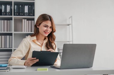 İş kadını, ofis ve iş geçmişinde, vergi, muhasebe, istatistik ve analitik araştırma kavramında matematik finansmanı için hesap makinesi kullanıyor.