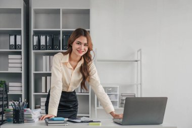 İş kadını, ofis ve iş geçmişinde, vergi, muhasebe, istatistik ve analitik araştırma kavramında matematik finansmanı için hesap makinesi kullanıyor.