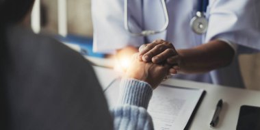 Mutlu hasta, birlikte zaman geçirirken bakıcıya yardım ediyor. Huzurevindeki yaşlı kadın ve hemşire. 