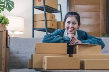 Portre genç çekici Asyalı kadın sahibi şirket kurma işi evde kutuyla mutlu bir şekilde paketleri tedarik zincirinde hazırlayın, küçük işletme konsepti başlatın...