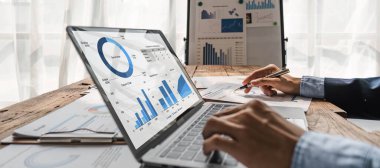İşadamı, matematik finansmanı için hesap makinesi ve dizüstü bilgisayar kullanarak ofis ve iş geçmişi, vergi, muhasebe, istatistik ve analitik araştırma konseptini kapatır....