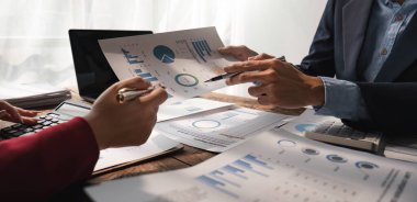 İş Adamları Toplantısı, gelecek ay kaliteyi artırmak için dizüstü bilgisayar, hesap makinesi, defter ve borsa çizelgesi kullanarak olacak. Konferans Kurumu Konsepti