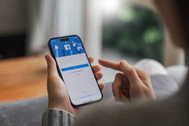 CHIANG MAI, THAILAND - APR 16, 2023: Facebook sosyal medya uygulaması logosu giriş, mobil uygulama kayıt sayfası iPhone 14 üzerinde e-ticaret alışveriş işi yapan kişilerle ilgili...