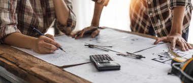 mühendis insanlar Toplantı Çalışma ve office tartışmak için bir çizim gösteriyordu. Mühendislik araçları ve inşaat kavramı...