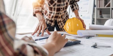 mühendis insanlar Toplantı Çalışma ve office tartışmak için bir çizim gösteriyordu. Mühendislik araçları ve inşaat kavramı...