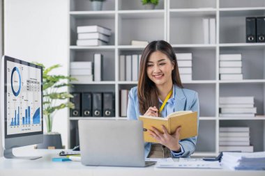 İş kadını, ofis ve iş geçmişinde, vergi, muhasebe, istatistik ve analitik araştırma kavramında matematik finansmanı için hesap makinesi kullanıyor.....