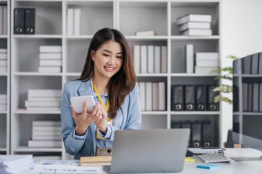 İş kadını, ofis ve iş geçmişinde, vergi, muhasebe, istatistik ve analitik araştırma kavramında matematik finansmanı için hesap makinesi kullanıyor.....