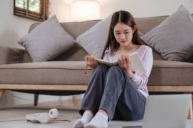 Asyalı kız öğrenci çevrimiçi öğrenim kursu çevrimiçi video dersi Zoom öğretmeni, Mutlu Asyalı kız bilgisayar laptopuyla İngilizce öğreniyor.