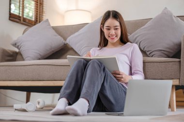 Asyalı kız öğrenci çevrimiçi öğrenim kursu çevrimiçi video dersi Zoom öğretmeni, Mutlu Asyalı kız bilgisayar laptopuyla İngilizce öğreniyor.