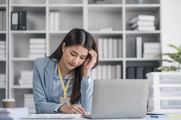 Стресс Многолетний Азиатский Бизнесмен Женщина Менеджер Имеющие Серьезное Использование Ноутбука — стоковое фото