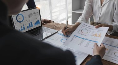 İş Adamları Toplantısı, gelecek ay kaliteyi artırmak için dizüstü bilgisayar, hesap makinesi, defter ve borsa çizelgesi kullanarak olacak. Konferans Kurumu Konsepti....