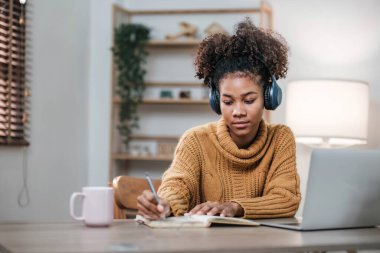Asyalı kız öğrenci çevrimiçi öğrenim kursu çevrimiçi video dersi Zoom öğretmeni, Mutlu Asyalı kız bilgisayar laptopuyla İngilizce öğreniyor....
