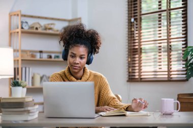 Asyalı kız öğrenci çevrimiçi öğrenim kursu çevrimiçi video dersi Zoom öğretmeni, Mutlu Asyalı kız bilgisayar laptopuyla İngilizce öğreniyor....