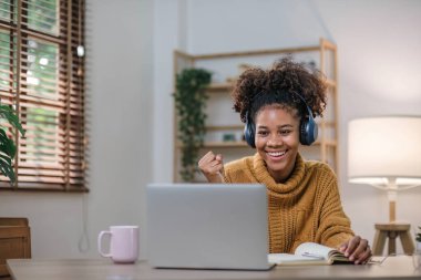 Asyalı kız öğrenci çevrimiçi öğrenim kursu çevrimiçi video dersi Zoom öğretmeni, Mutlu Asyalı kız bilgisayar laptopuyla İngilizce öğreniyor....