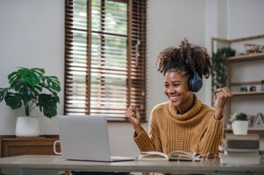 Asyalı kız öğrenci çevrimiçi öğrenim kursu çevrimiçi video dersi Zoom öğretmeni, Mutlu Asyalı kız bilgisayar laptopuyla İngilizce öğreniyor....