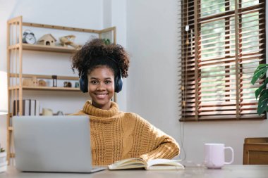 Asyalı kız öğrenci çevrimiçi öğrenim kursu çevrimiçi video dersi Zoom öğretmeni, Mutlu Asyalı kız bilgisayar laptopuyla İngilizce öğreniyor....